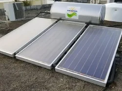 tres colectores solares con un termotanque 