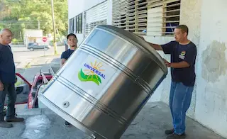 empleado moviendo una cisterna de agua potable